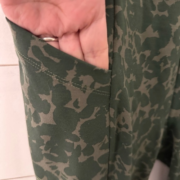Cabi marathon woman’s green high rise camo quiet luxury old money legging MEDIUM - Picture 5 of 13